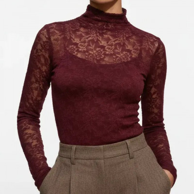 Blusa Gola Alta Renda Feminina  Manga Longa — gola alta com acabamento em renda