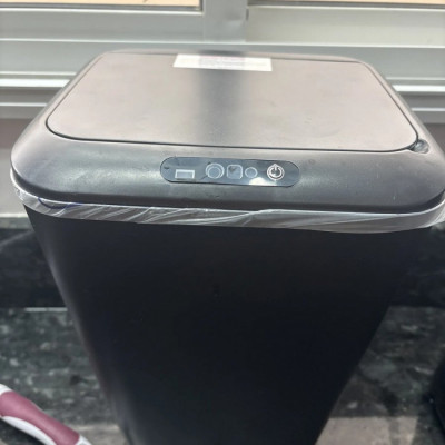 Lixeira Quadrada Preta 16L com Sensor
