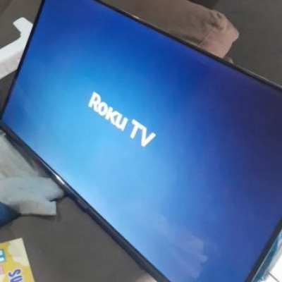 Smart TV Semp 32 LED FHD S42R Roku WiFi Dolby