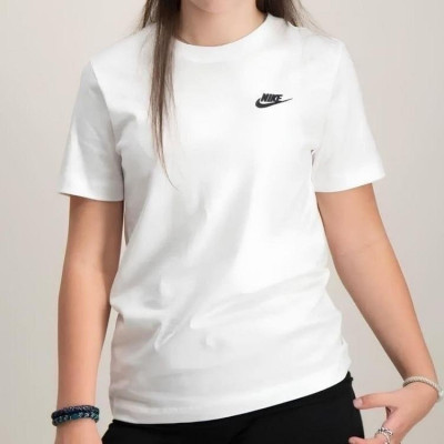 Camiseta Nike Sportswear Club Feminina