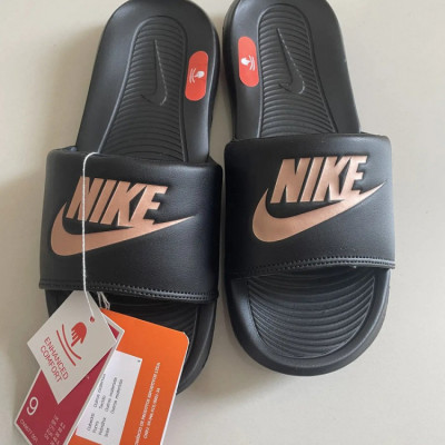 Chinelo Nike Victori One Preto