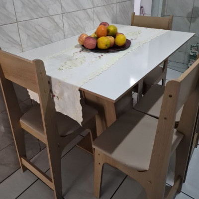 Mesa De Jantar Com 4 Cadeiras Estofadas Com Tampo Em MDF