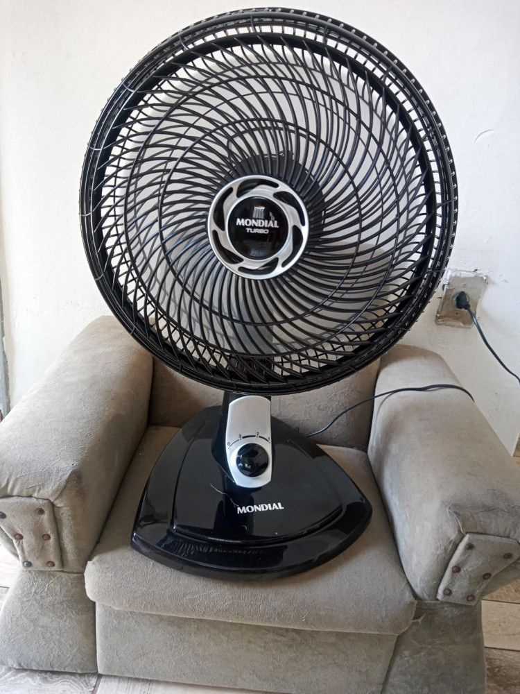 Ventilador de Mesa MONDIAL Turbo 30cm Preto/Prata