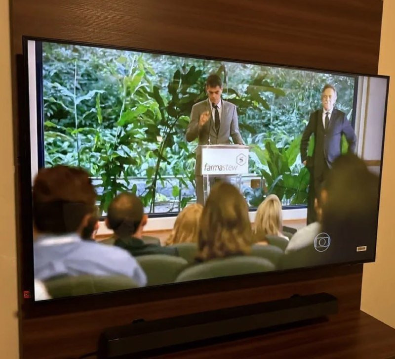 Samsung Combo Smart TV 55 Crystal UHD 4K U8600F + Soundbar HW-B400F