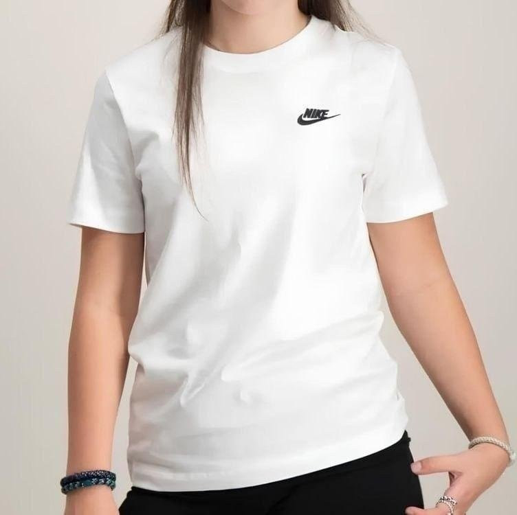 Camiseta Nike Sportswear Club Feminina