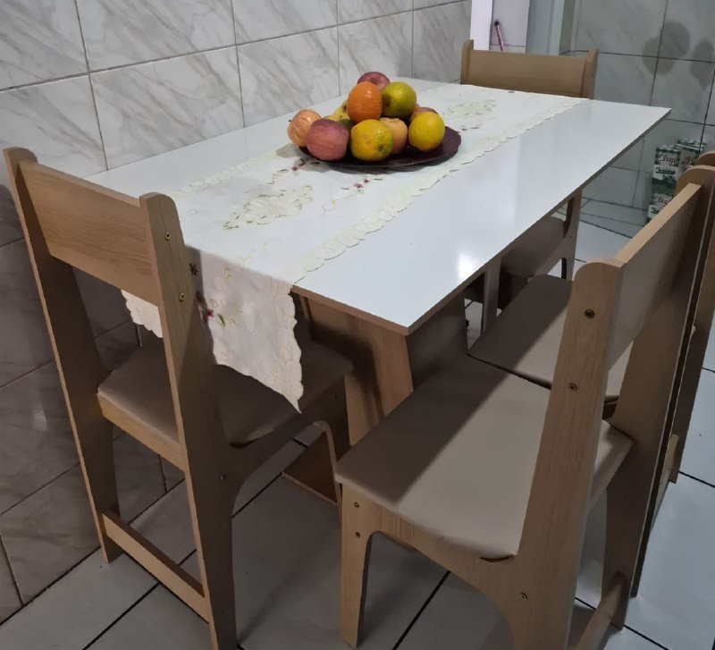 Mesa De Jantar Com 4 Cadeiras Estofadas Com Tampo Em MDF