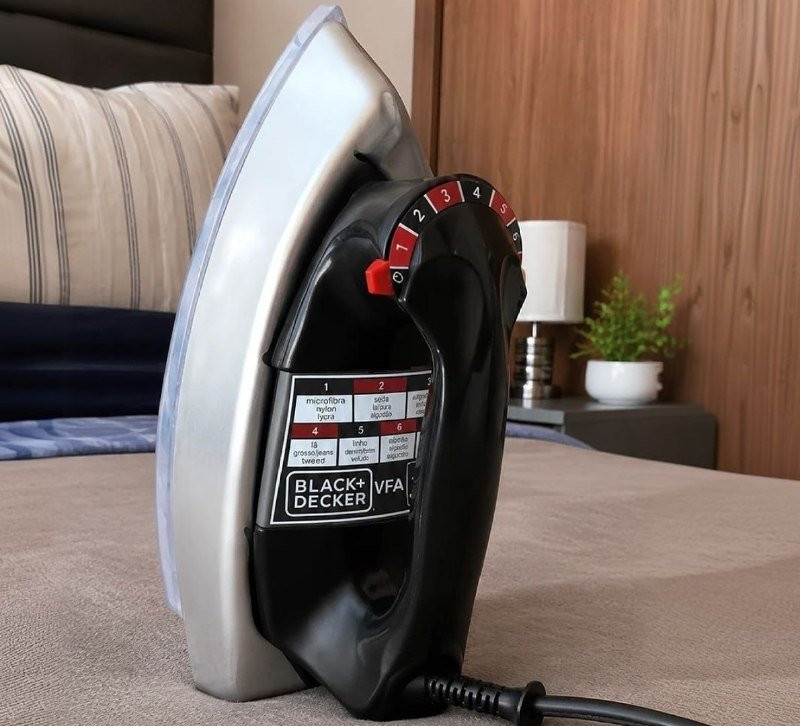 Ferro de Passar Roupa à Seco Black+Decker